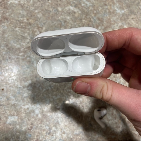 Apple AirPod 1st generation case with broken AirPods read description - Picture 4 of 7